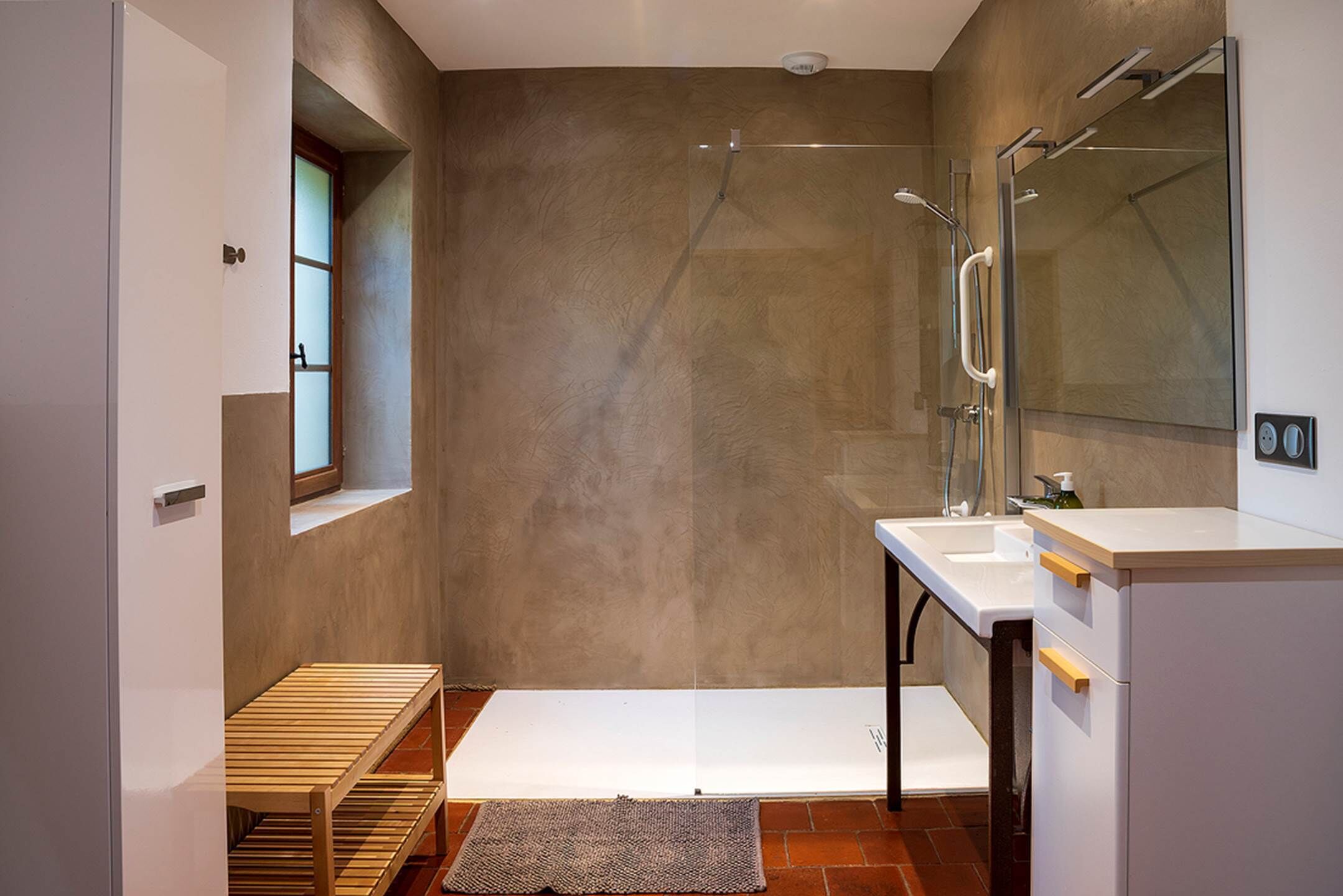 Asciugacapelli, asciugamani, sapone, carta igienica