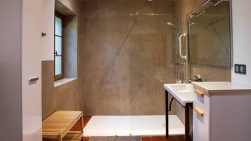 Asciugacapelli, asciugamani, sapone, carta igienica