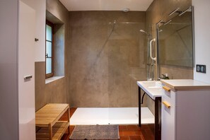 Asciugacapelli, asciugamani, sapone, carta igienica