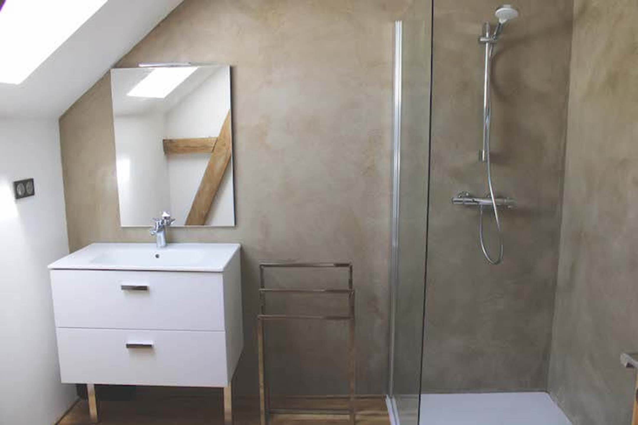 Hårtørrer, håndklæder, Sæbe, Toiletpapir