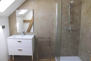 Sèche-cheveux, serviettes fournies, savon, papier toilette