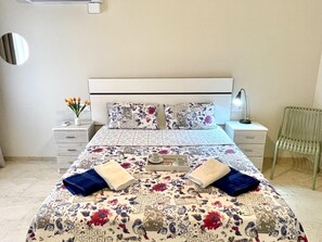 3 bedrooms, free WiFi, bed sheets - Cozy 3-BR Apt in Salou: Steps from Beach, Pool View, Near Shops & Restaurants (Salou)