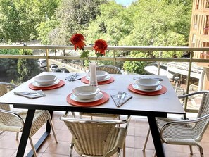 Outdoor dining - Cozy 3-BR Apt in Salou: Steps from Beach, Pool View, Near Shops & Restaurants (Salou)