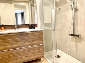 Bathroom - Cozy 3-BR Apt in Salou: Steps from Beach, Pool View, Near Shops & Restaurants (Salou)