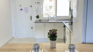 Frigorífico, microondas, horno y cafetera o tetera