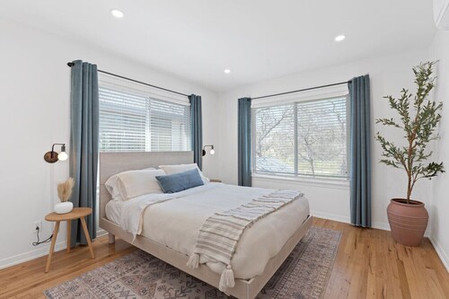 Chic Highland Retreat: Mins to UT & Downtown