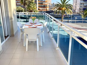 Outdoor dining - Sunny Apartment with Large Terrace, Pools, and Tennis Near La Pineda Beach (La Pineda)