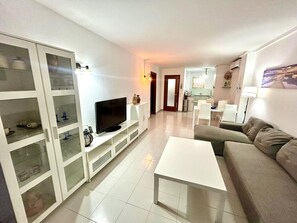 TV - Beautiful 2-bedroom apartment with pool, near the beach in La Pineda (La Pineda)