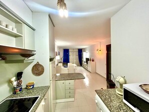 Coffee/tea maker, fridge, microwave, oven - Beautiful 2-bedroom apartment with pool, near the beach in La Pineda (La Pineda)
