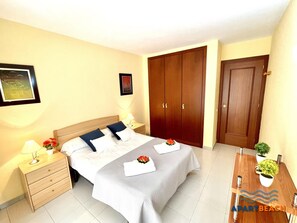 2 bedrooms, bed sheets - Beautiful 2-bedroom apartment with pool, near the beach in La Pineda (La Pineda)