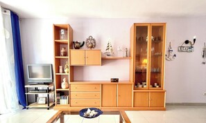 Interior - Beautiful 2-bedroom apartment with pool, near the beach in La Pineda (La Pineda)