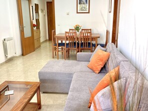 TV - Beachside Apartment with Pool & Large Terrace in La Pineda (La Pineda)