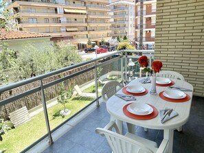 Outdoor dining - Beachside Apartment with Pool & Large Terrace in La Pineda (La Pineda)