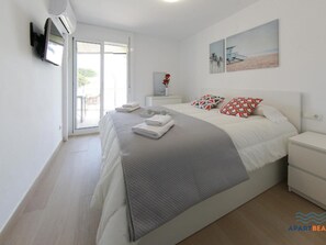 3 bedrooms, free WiFi, bed sheets - Spacious apartment in La Pineda, 3 bedrooms, air-conditioned, beachfront (La Pineda)