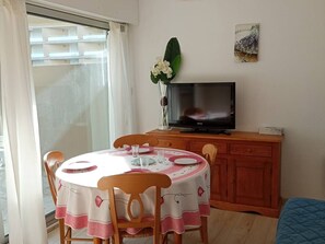 Dining - Ground Floor Apartment with Terrace, Beach Access for 4 in Canet-Plage (Canet-Plage)