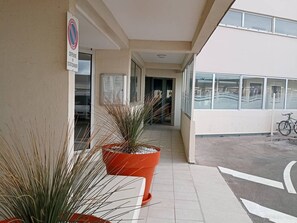 Exterior detail - Ground Floor Apartment with Terrace, Beach Access for 4 in Canet-Plage (Canet-Plage)