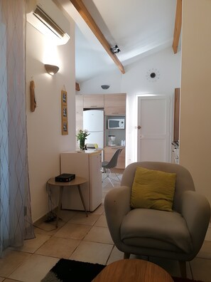 TV - Villa in Residence with Pool Near Porto-Vecchio for 6 Guests (San-Gavino-di-Carbini)