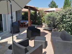 Outdoor dining - Villa in Residence with Pool Near Porto-Vecchio for 6 Guests (San-Gavino-di-Carbini)