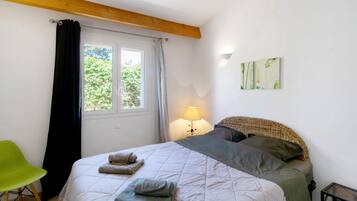3 bedrooms, iron/ironing board, WiFi, bed sheets