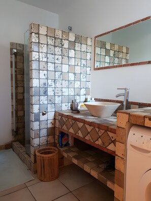 Shower, hair dryer, towels - Villa in Residence with Pool Near Porto-Vecchio for 6 Guests (San-Gavino-di-Carbini)