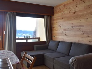 TV - Cozy studio cabin in Font-Romeu, comfort for 4, south-facing light (Font-Romeu-Odeillo-Via)
