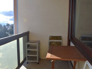 Outdoor dining - Cozy studio cabin in Font-Romeu, comfort for 4, south-facing light (Font-Romeu-Odeillo-Via)
