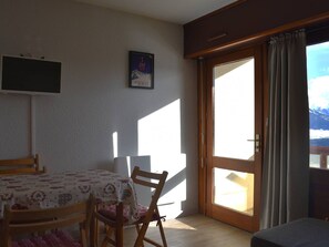 Dining - Cozy studio cabin in Font-Romeu, comfort for 4, south-facing light (Font-Romeu-Odeillo-Via)