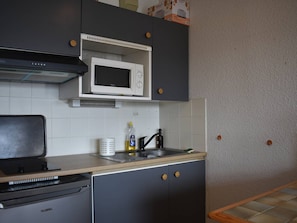 Fridge, microwave, coffee/tea maker, toaster - Cozy studio cabin in Font-Romeu, comfort for 4, south-facing light (Font-Romeu-Odeillo-Via)