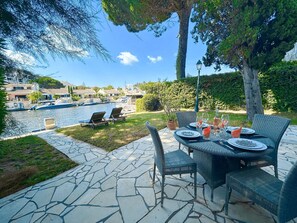 Outdoor dining - Renovated House, Air Conditioning, Garden, Private Mooring (Port Grimaud)