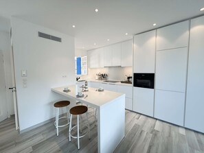 Fridge, microwave, oven, dishwasher - Renovated House, Air Conditioning, Garden, Private Mooring (Port Grimaud)