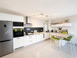 Fridge, microwave, dishwasher - Elegant Top Floor 2BR, 4****, Air Conditioning, 4 Guests (Sète)