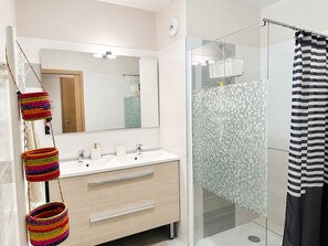 Bathroom - Elegant Top Floor 2BR, 4****, Air Conditioning, 4 Guests (Sète)