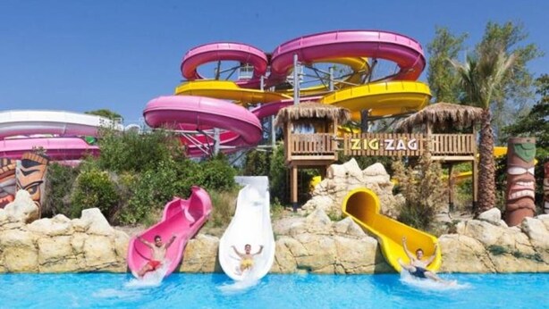 A water park with multiple slides and a pool. - Beautiful beachfront apartment with air conditioning, pool, and parking in La Pineda (La Pineda)