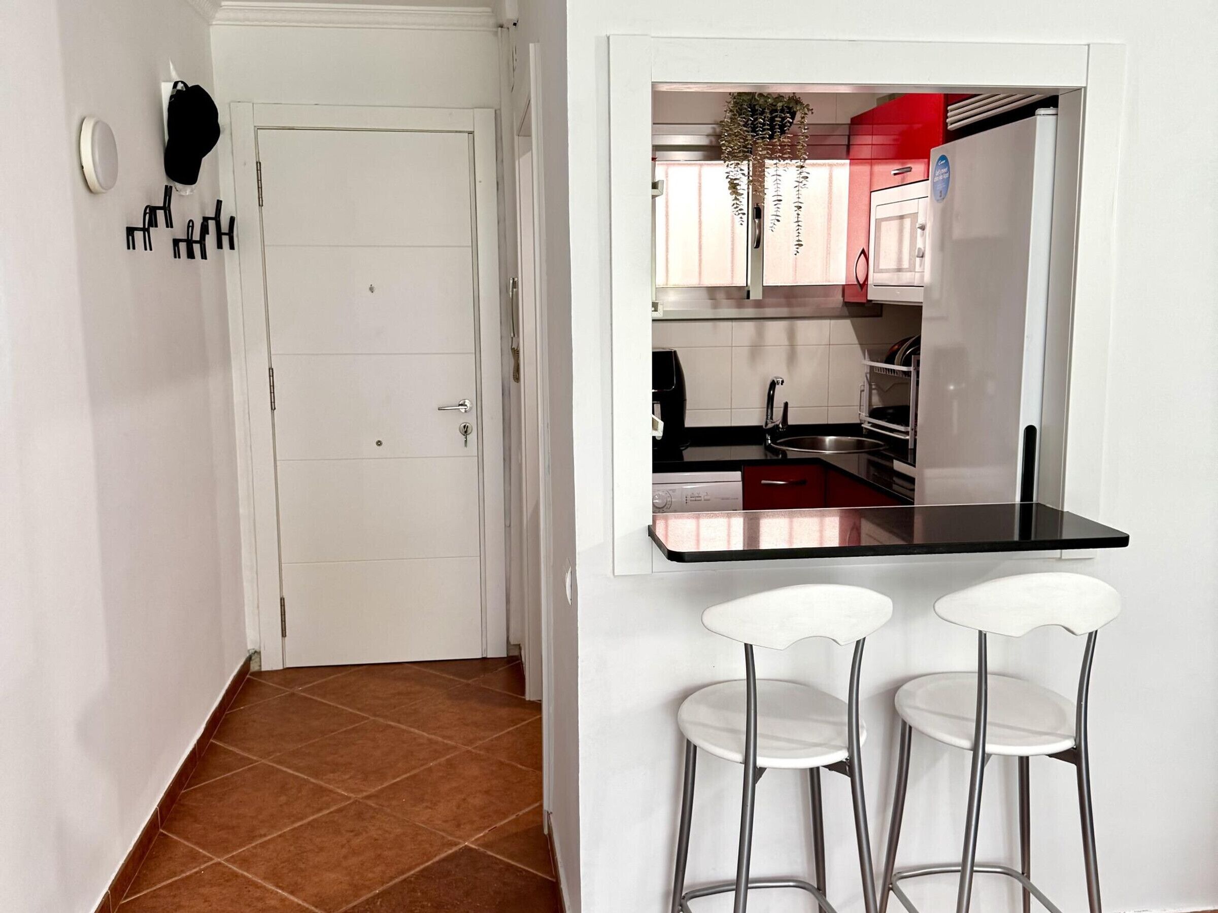 Jääkaappi, mikroaaltouuni, kahvin-/teenkeitin, leivänpaahdin