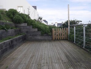 A wooden deck with a metal fence and steps leading up to a white building. - Cozy townhouse, port view, in the heart of Sauzon (Sauzon)