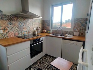 Fridge, microwave, oven, dishwasher - Cozy townhouse, port view, in the heart of Sauzon (Sauzon)