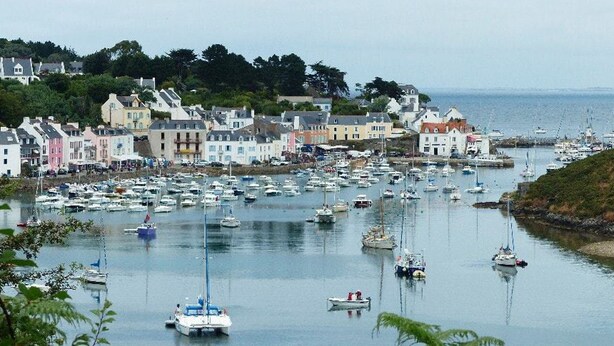 A harbor with numerous boats and colorful buildings along the waterfront. - Cozy townhouse, port view, in the heart of Sauzon (Sauzon)