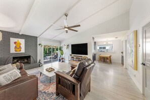 TV, fireplace, video games, stereo - South ATX Home Sauna, Parking, Cowboy Pool (Austin)