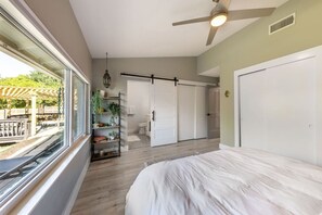 Desk, iron/ironing board, WiFi, bed sheets - South ATX Home Sauna, Parking, Cowboy Pool (Austin)