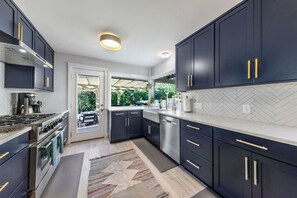 Fridge, microwave, oven, stovetop - South ATX Home Sauna, Parking, Cowboy Pool (Austin)