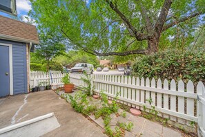 Property grounds - Cozy Condo Near DT ATX – Ideal for Extended Stays (Austin)