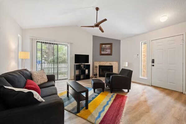 TV - Cozy Condo Near DT ATX – Ideal for Extended Stays (Austin)