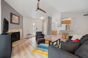 TV - Cozy Condo Near DT ATX – Ideal for Extended Stays (Austin)