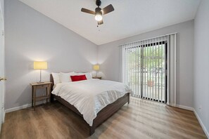1 bedroom, desk, iron/ironing board, WiFi - Cozy Condo Near DT ATX – Ideal for Extended Stays (Austin)