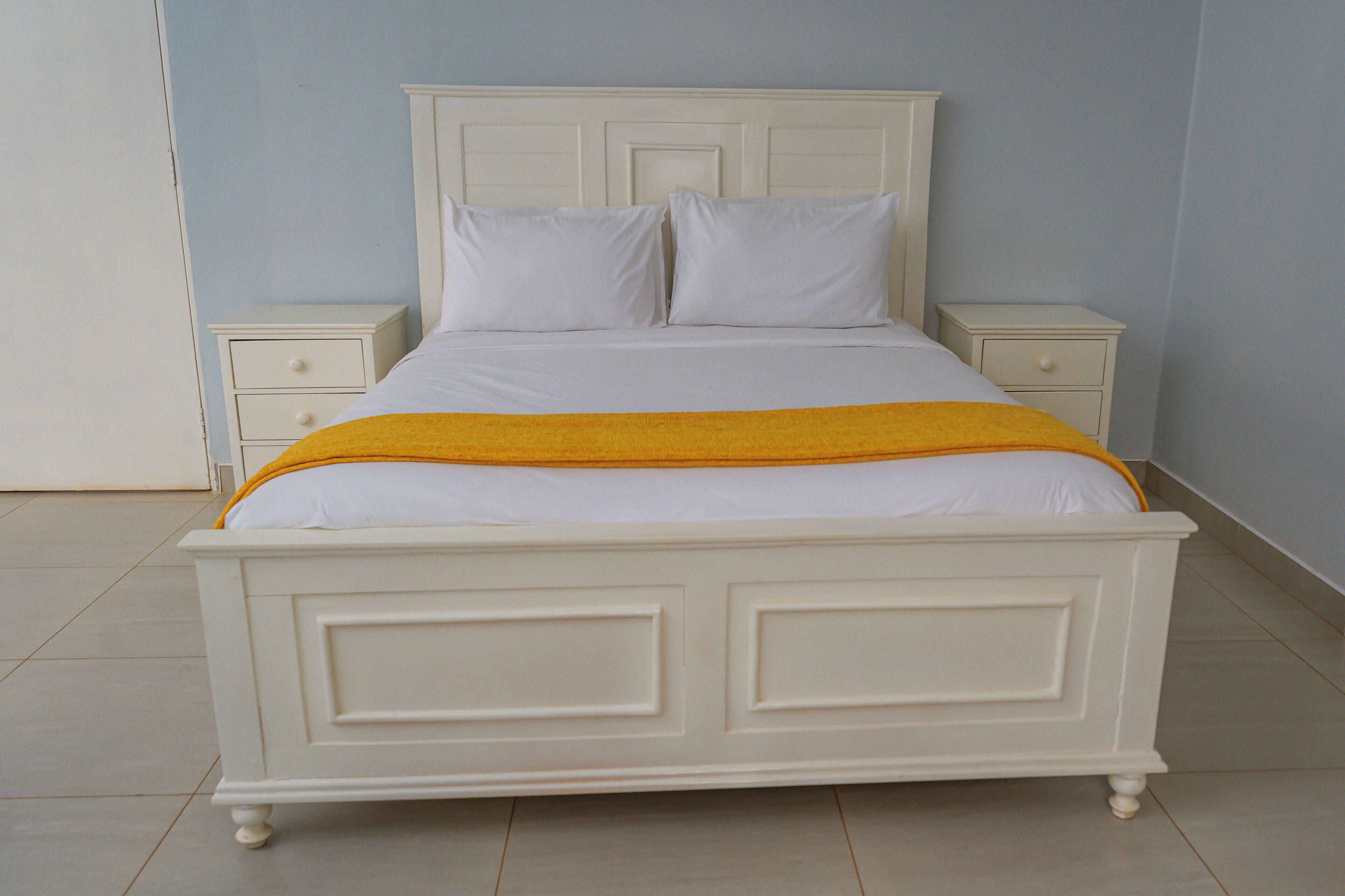 Tabla de planchar con plancha, wifi y ropa de cama 