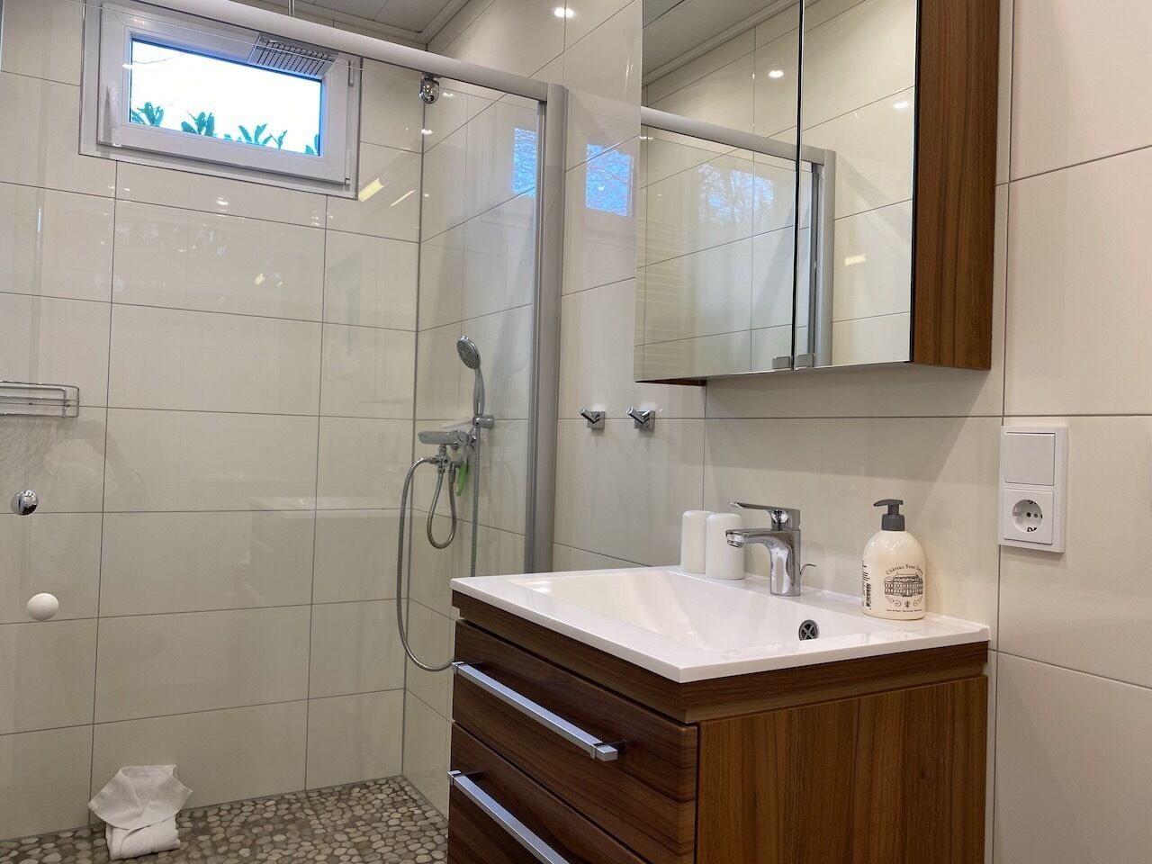 Sèche-cheveux, serviettes fournies, savon, papier toilette