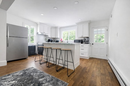 Private kitchen. Enclosed Hot Tub, King Bed, 3 bdrm, close to town