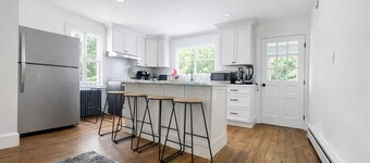 Enclosed Hot Tub, King Bed, 3 bdrm, close to town