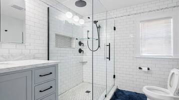 Dusche, Haartrockner, Handtücher, Seife