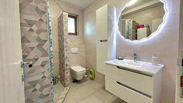 Douche, sèche-cheveux, serviettes fournies, savon